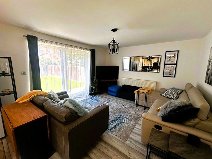 3 Bedroom Flat To Rent In Redcliffe Gardens, Ilford, IG1