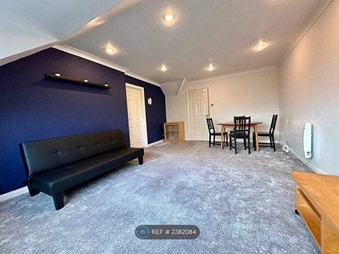 2 Bedroom Flat To Rent In Alwoodley, Leeds, LS17