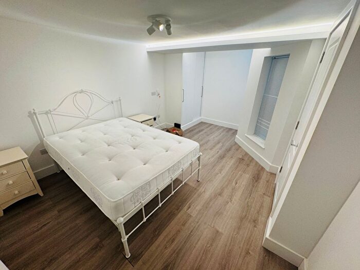 3 Bedroom Flat To Rent In Rita Road, London, SW8