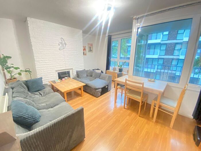 3 Bedroom Flat To Rent In Clarence Crescent, London, SW4