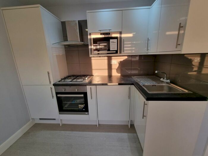 2 Bedroom Flat To Rent In Avington Court, Old Kent Road, Bermondsy, London, SE1