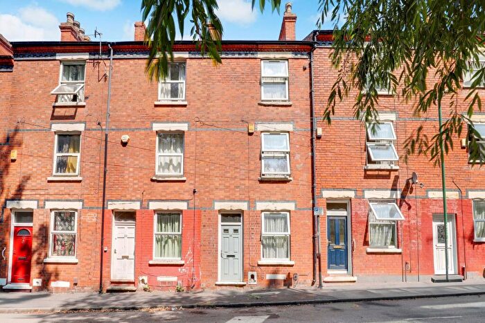 4 Bedroom Terraced House For Sale In Ben Street, Nottingham, NG7