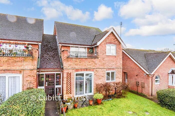 2 Bedroom Flat For Sale In Lordsgrove Close, Tadworth, Surrey, KT20
