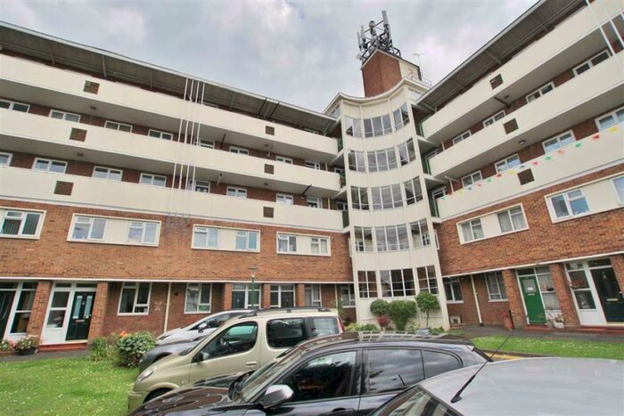 2 Bedroom Apartment To Rent In London Road, Westcliff On Sea, Essex, SS0