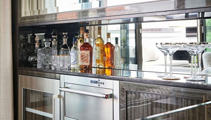 3 Bedroom Flat To Rent In Prince Of Wales Terrace, London, W8