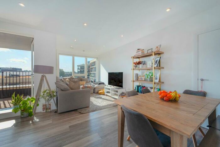 2 Bedroom Flat To Rent In Pearl Building, Camberwell Road, London, SE5