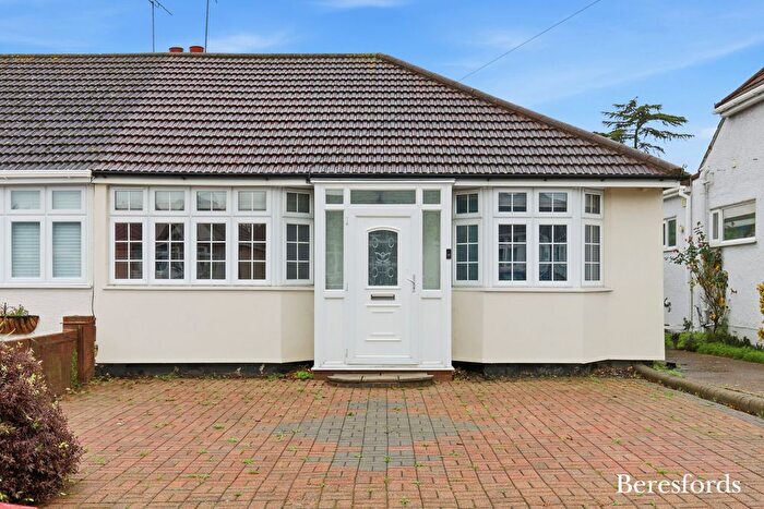 2 Bedroom Bungalow For Sale In Court Avenue, Romford, RM3