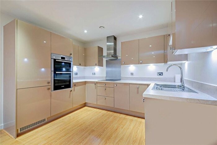 2 Bedroom Flat For Sale In West Street, Newbury, Berkshire, RG14