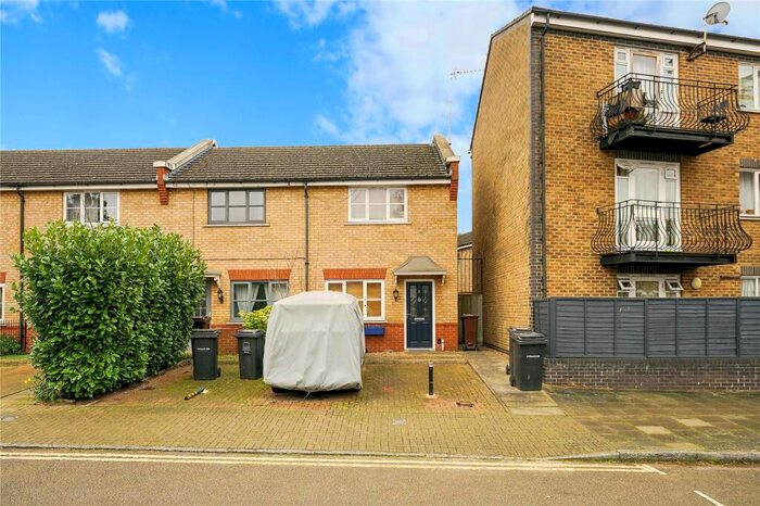 2 Bedroom End Of Terrace House To Rent In Alpine Grove, London, E9