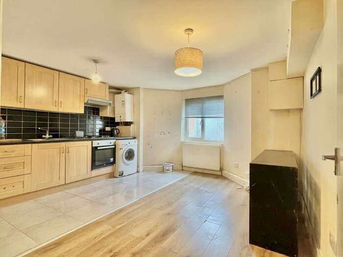 1 Bedroom Flat To Rent In Longley Road, Tooting, SW17