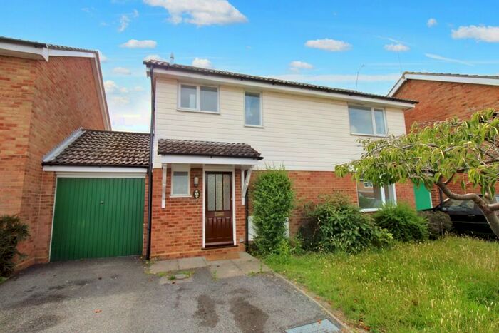 3 Bedroom Link Detached House To Rent In Sandringham Way, Frimley, Camberley, Surrey, GU16