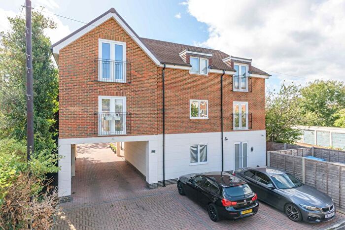 1 Bedroom Flat For Sale In Brittain Road, Walton-On-Thames, Surrey, KT12