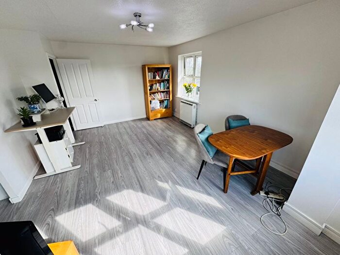 1 Bedroom Flat For Sale In Horse Shoe Crescent, Northolt, UB5