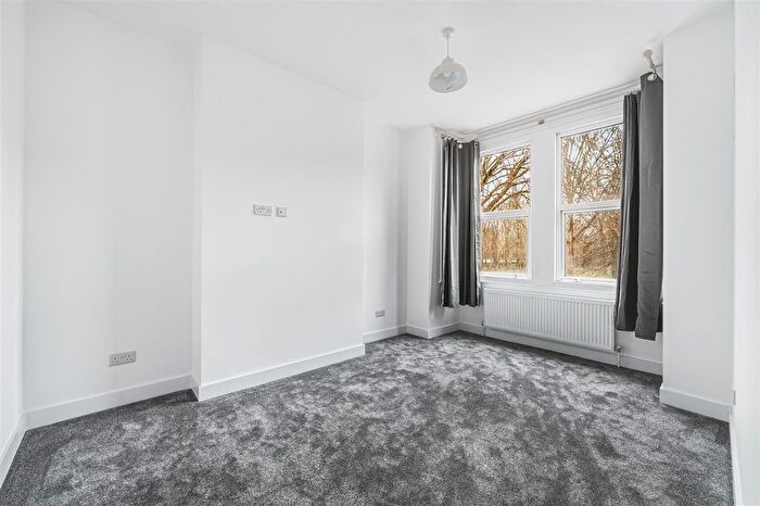 3 Bedroom Flat To Rent In Southfield Road, London, W4