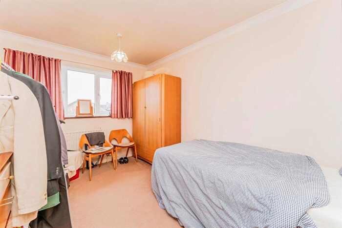 4 Bedroom Detached House For Sale In Tithe Barn Close, Raunds, Wellingborough, NN9