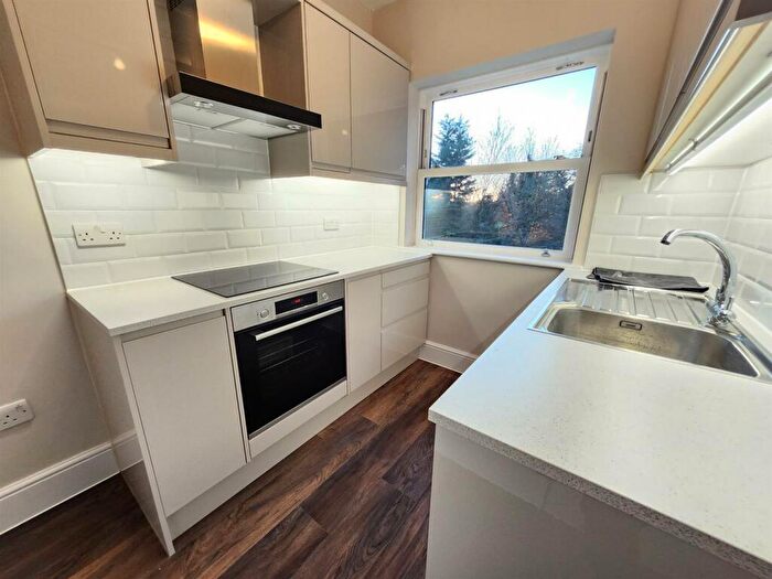 2 Bedroom Maisonette To Rent In Bury Road, Chingford, E4