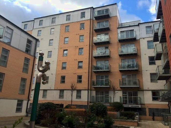 2 Bedroom Flat To Rent In Queen Mary Avenue, London, E18
