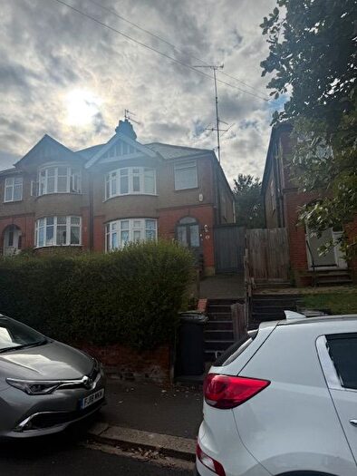 3 Bedroom Semi-Detached House To Rent In Seymour Road, LU1