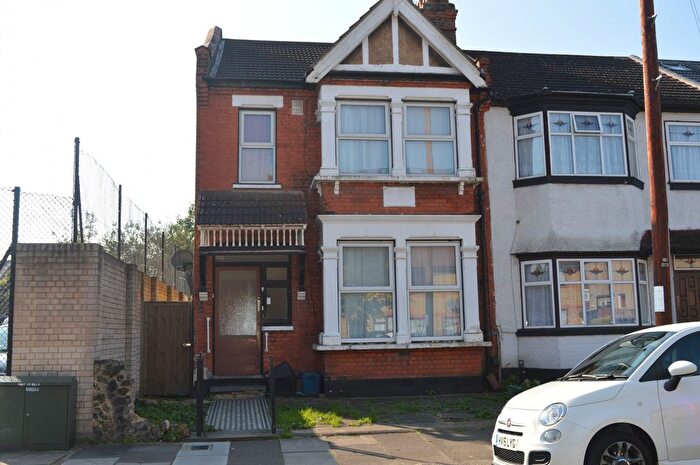 3 Bedroom Flat To Rent In St Johns Road, Ilford, Essex, IG2