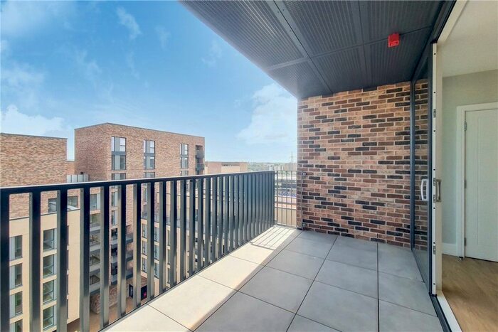 3 Bedroom Flat To Rent In Greyhound Parade, Wimbledon Grounds, London, SW17