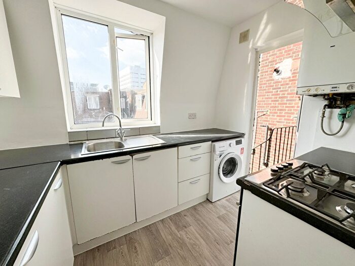 2 Bedroom Flat To Rent In Chandlers Way, Romford, RM1