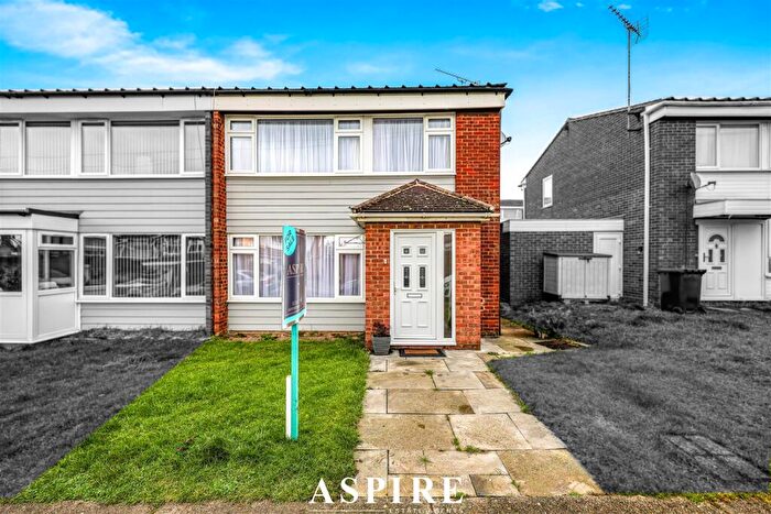 3 Bedroom Semi Detached House For Sale In Woodside Avenue, Benfleet, SS7