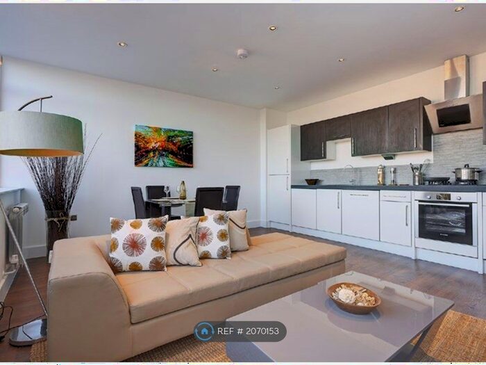 1 Bedroom Flat To Rent In Haredon House, Cheam, Sutton, SM3