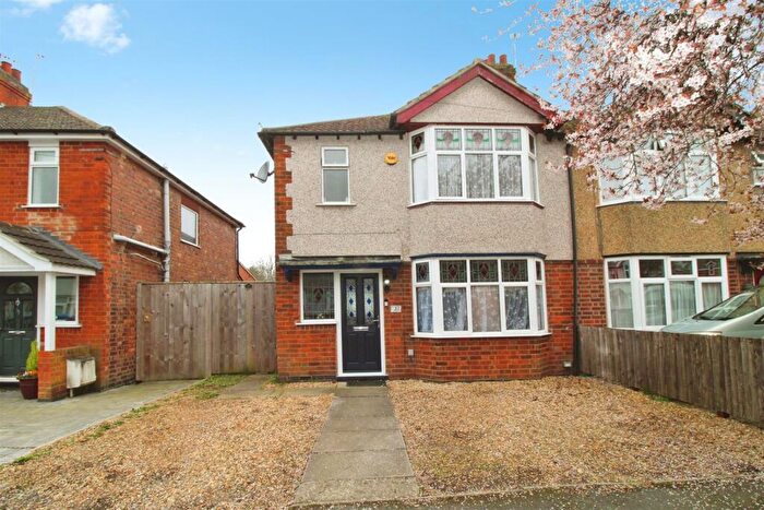 4 Bedroom Semi Detached House For Sale In Slade Road, Hillmorton, Rugby, CV21