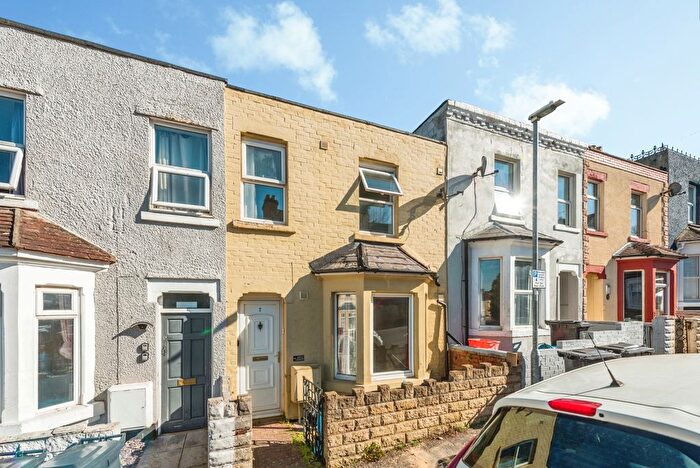 5 Bedroom Terraced House For Sale In Shelley Street, Swindon, Wiltshire, SN1