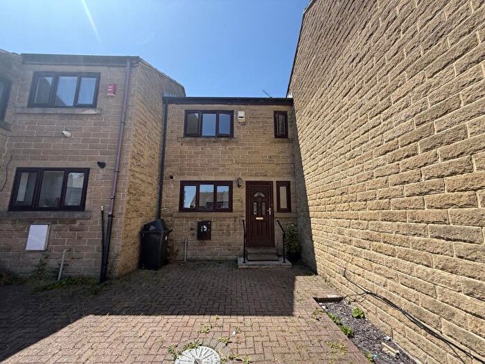 2 Bedroom Town House For Sale In Spring Hall Court, Halifax, HX1