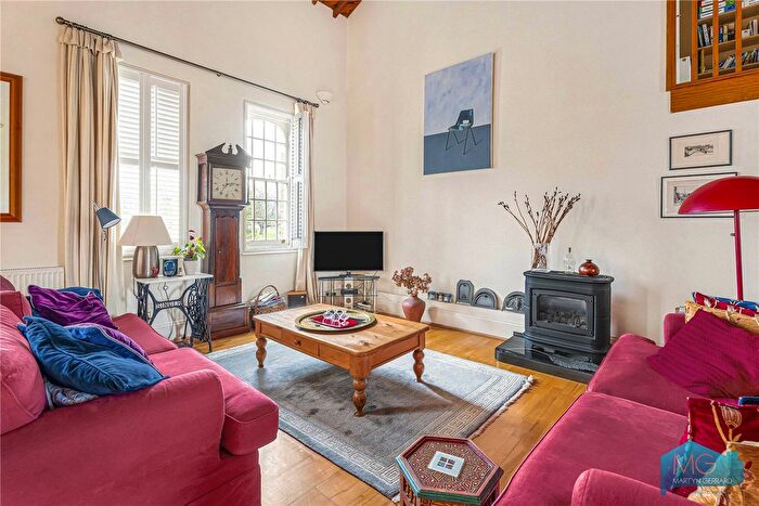 3 Bedroom Flat For Sale In Royal Drive, London, N11