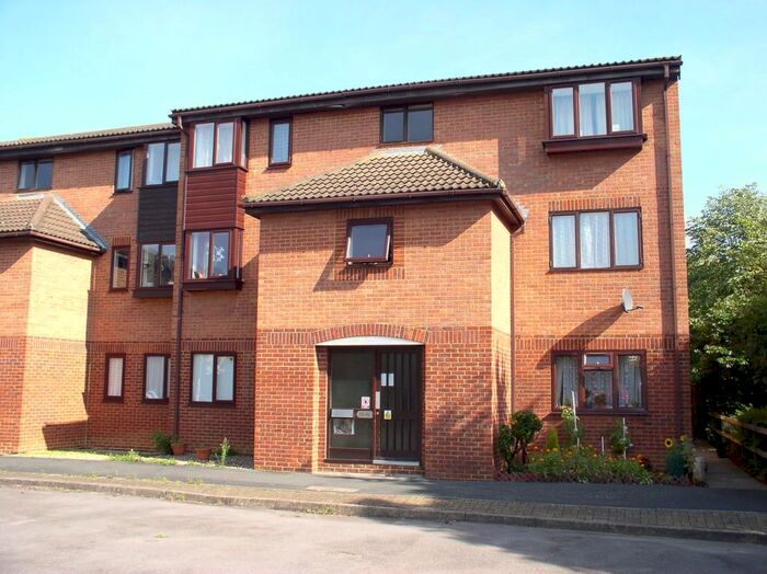 1 Bedroom Flat To Rent In Quincy Road, Egham, Surrey, TW20