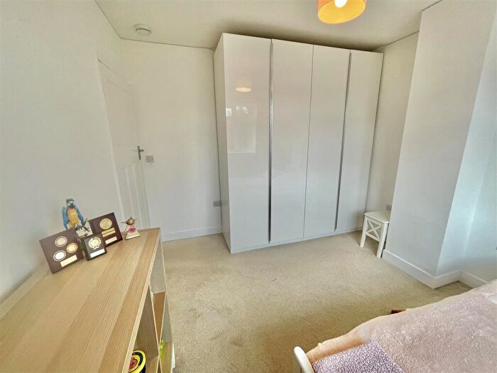 3 Bedroom Semi-Detached House For Sale In Wroxham Gardens, Potters Bar, EN6