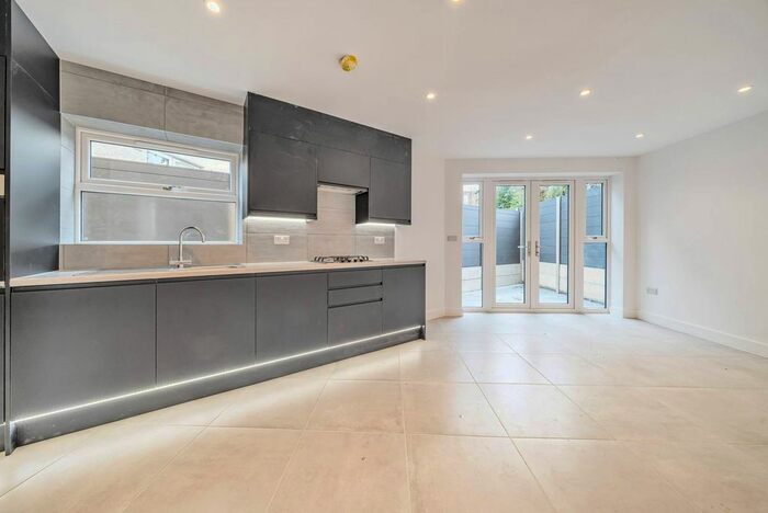 2 Bedroom Flat To Rent In Ash Grove, Ealing, London, W5