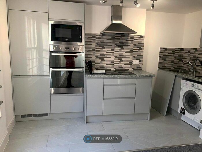 2 Bedroom Flat To Rent In High Street, Newport Pagnell, MK16