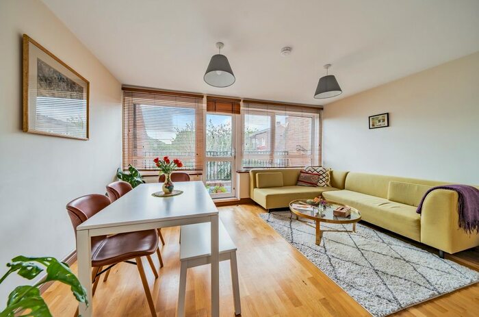 2 Bedroom Flat To Rent In Meakin Estate, Rothsay Street, London, SE1