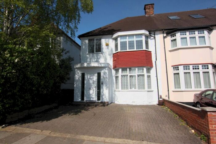 3 Bedroom House To Rent In West Avenue, Hendon, NW4