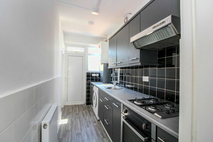 4 Bedroom Semi-Detached House To Rent In Stevenage Road, London, E6