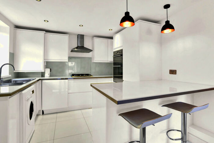 2 Bedroom Cottage To Rent In Grove Place, Weybridge, KT13