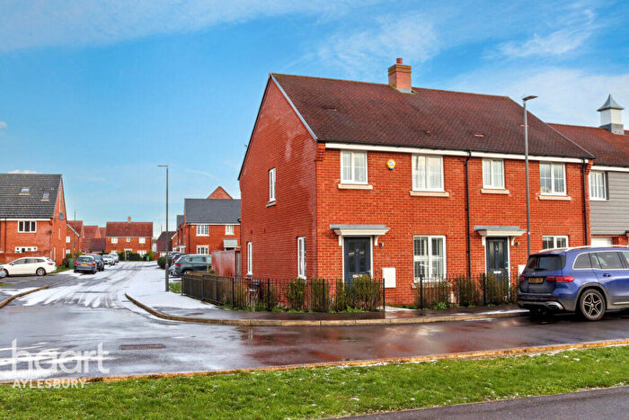 3 Bedroom End Of Terrace House For Sale In Moore Crescent, Aylesbury, HP18