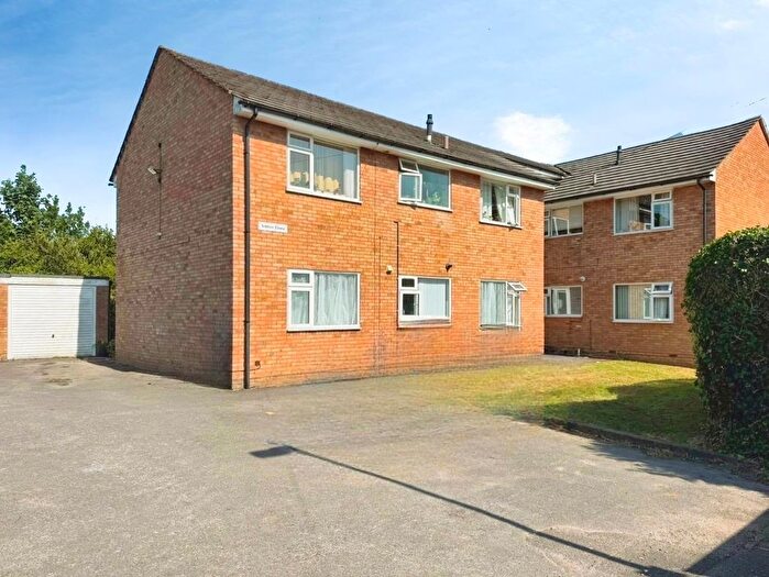 2 Bedroom Flat For Sale In Elm Road, High Wycombe, Buckinghamshire, HP12