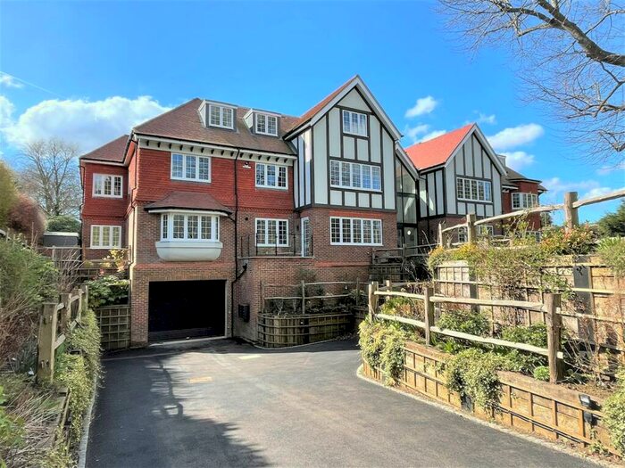 4 Bedroom Flat To Rent In Waterhouse Lane, Kingswood, KT20