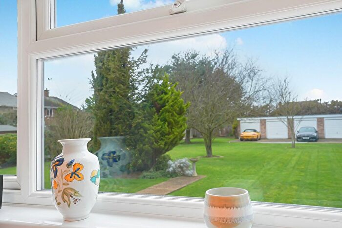 2 Bedroom Flat For Sale In Dungannon Chase, Thorpe Bay, SS1