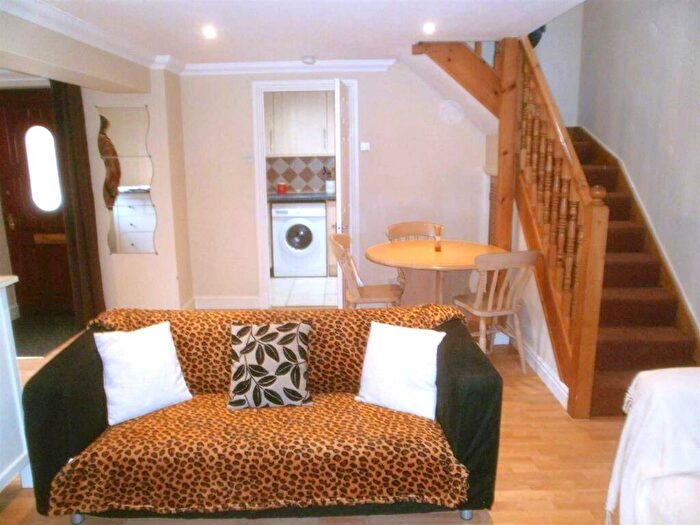 1 Bedroom Flat To Rent In Oakwood Avenue, Oakwood, Leeds, LS8