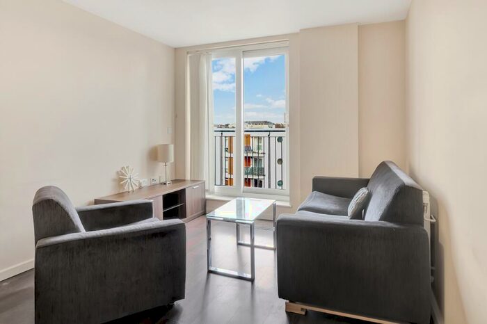 1 Bedroom Apartment To Rent In Holdsworth Lodge, Lankaster Gardens, Finchley, N2