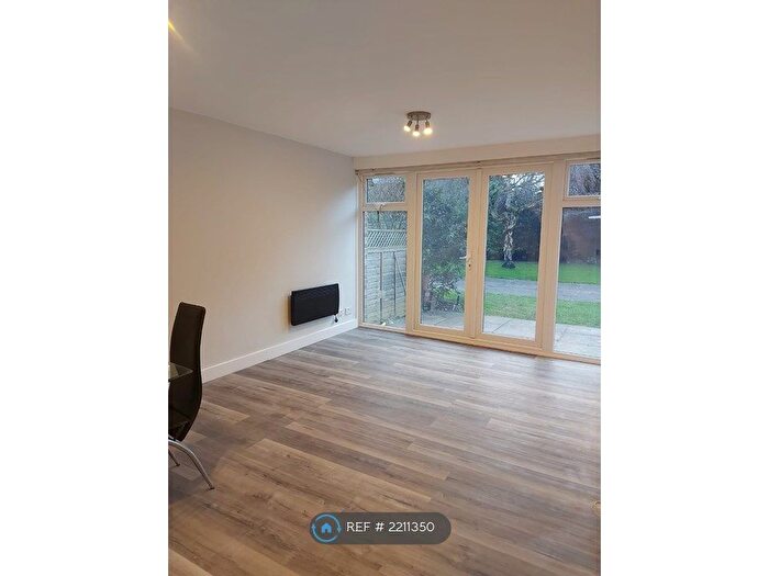 2 Bedroom Flat To Rent In Churchfields, South Woodford, E18