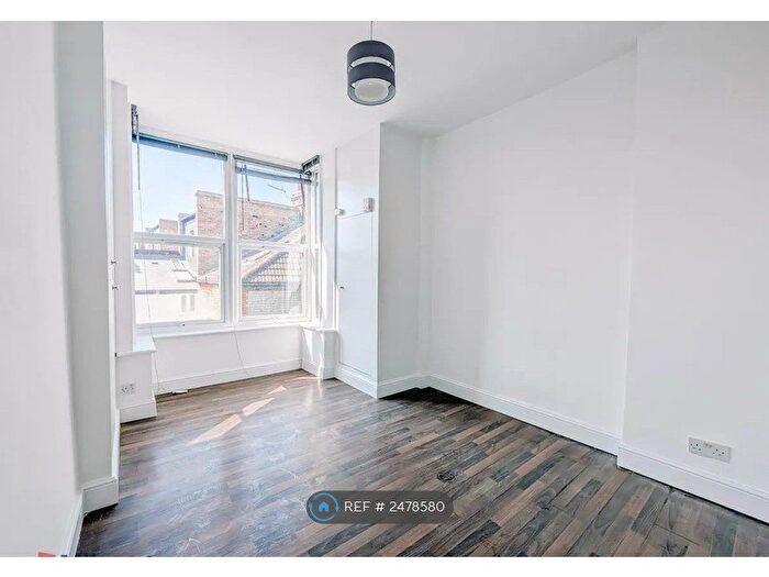 3 Bedroom Flat To Rent In Brixton Hill, London, SW2