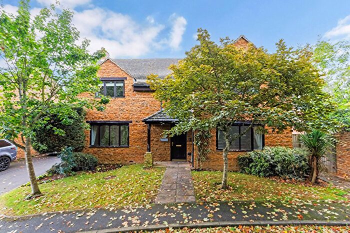 4 Bedroom Detached House For Sale In Chestnut Vale, Mollington, OX17