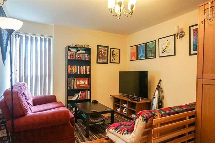 1 Bedroom Flat To Rent In Flat Headingley Rise, Welton Road, Leeds, LS6