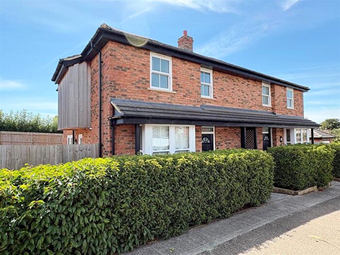 3 Bedroom Semi-Detached House For Sale In Deane Road, Hillmorton, Rugby, CV21